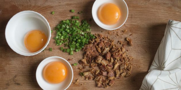 Ovos mexidos incomuns: receita. Para evitar que as gemas sequem e grudem nos pratos durante o preparo das proteínas, unte o recipiente selecionado com óleo