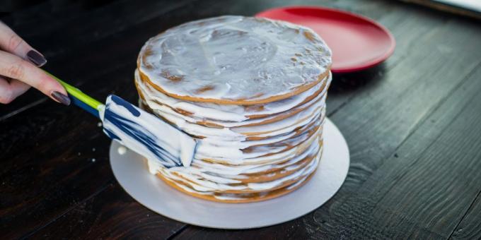 receita de bolo "bolo de mel": aplicar o creme nas laterais do bolo