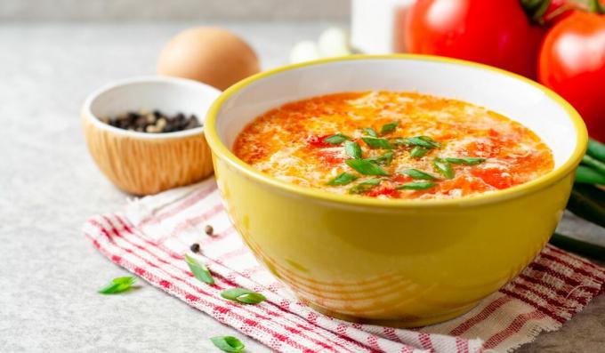 Sopa light de frango com ovos batidos e tomate