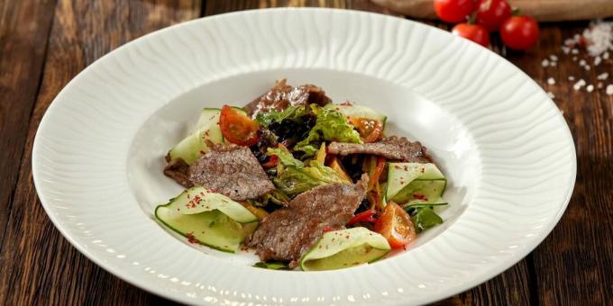 Salada quente com carne e legumes