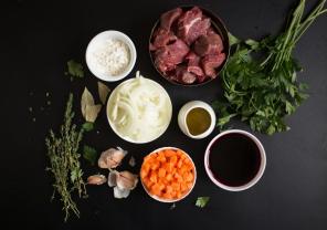 Como cozinhar carne Bourguignon, que derrete na boca