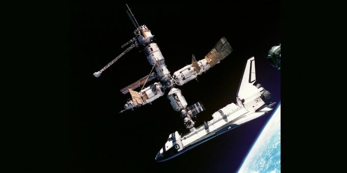 Estação orbital "Mir" com ônibus espacial americano "Atlantis", julho de 1995