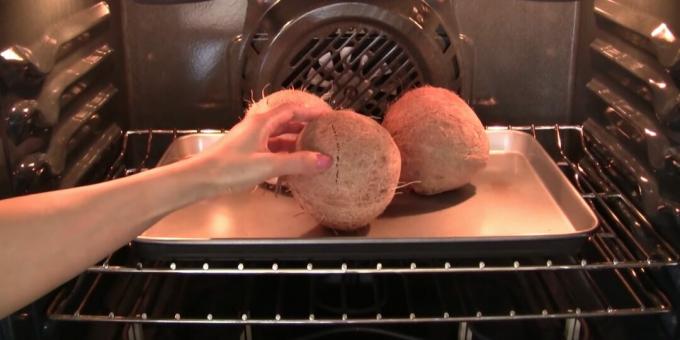 Como abrir um coco: coloque a fruta no forno