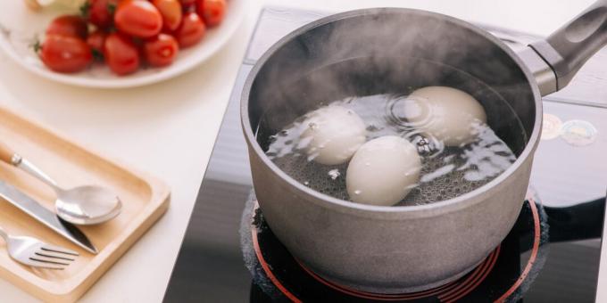 Como e quanto cozinhar ovos moles no fogão