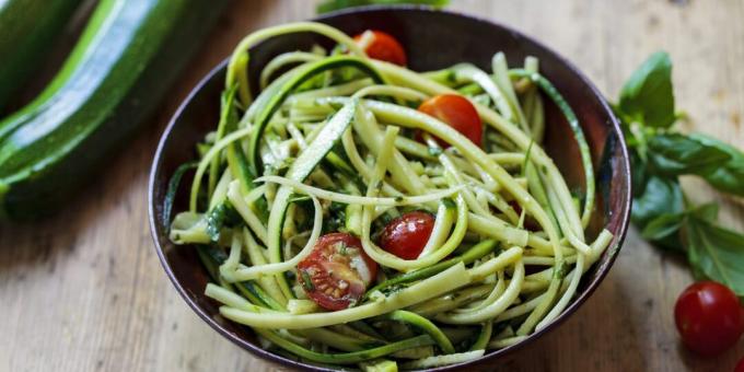 Salada de abobrinha fresca com tomate e pesto