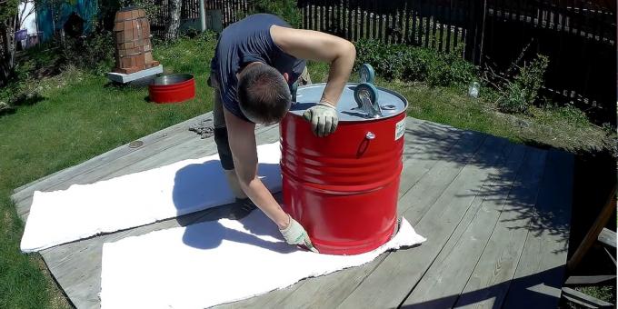 Como fazer um tandoor com suas próprias mãos: Coloque um barril invertido em um kerablunket e corte dois círculos ao longo dele