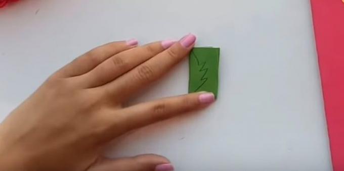 Cartão de aniversário com suas próprias mãos: corte de folhas de papel verde