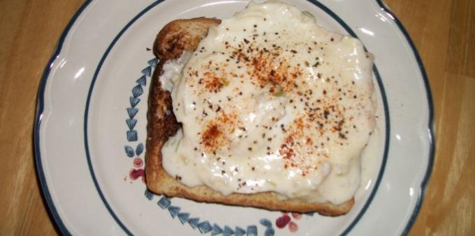 Sanduíche com ovo cozido e creme de leite