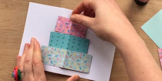 Cortar um rectângulo de papel colorido três camadas do tamanho futuro de bolo