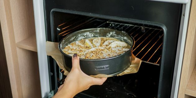Torta com peras e nozes: leve ao forno pré-aquecido a 180 ° C por 25 a 50 minutos