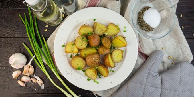 Batatas novas assadas com sal e vinagre