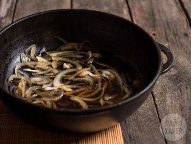 Como cozinhar oyakodon: deixe a cebola ferver por cerca de 5 minutos