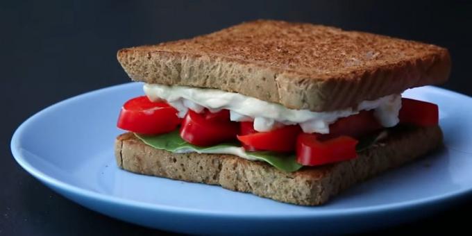 sanduíche receita com hummus, pimentão, espinafre e queijo feta