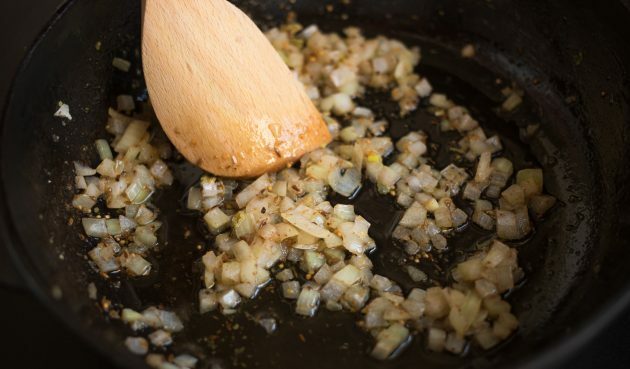 Frango indiano com manteiga: aqueça os temperos e adicione a cebola picada