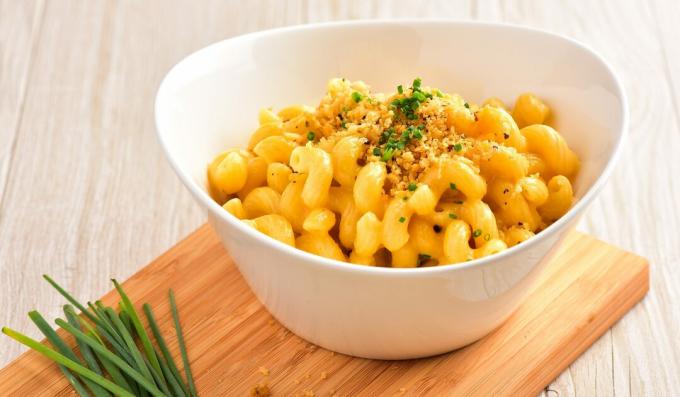 Macarrão com molho de queijo em uma tigela