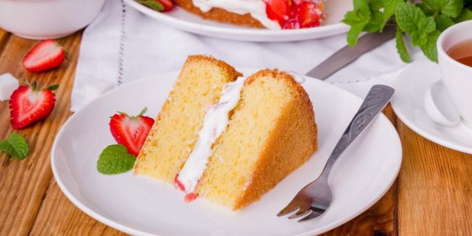 Bolo de esponja simples com creme e frutas vermelhas