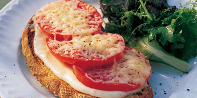 Receita para tostas com tomate e molho de queijo