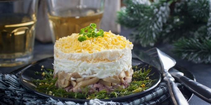 Salada com frango defumado, cogumelos e queijo