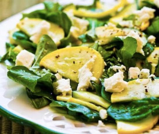 saladas de verão: Salada com abobrinha marinadas, rúcula e saladas de verão fetoyretsepty