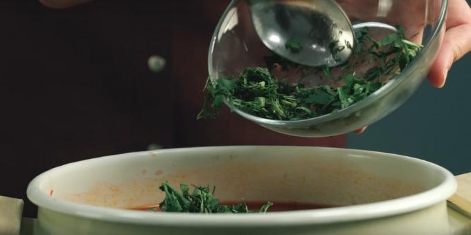 Como cozinhar sopa: Montar as folhas de louro e finamente picado verdes. 