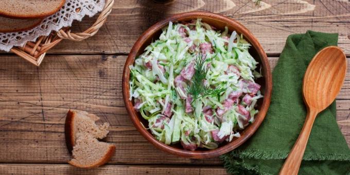 Salada com linguiça, repolho e cebola em conserva