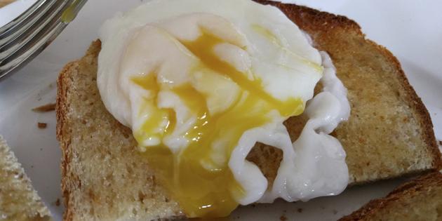 receitas rápidas de pratos: ovo cozido com molho picante 