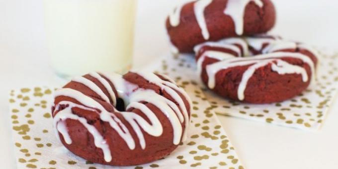 Receitas rosquinhas Donuts "Red Velvet" com um esmalte cremoso