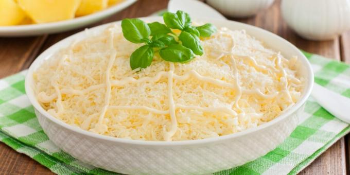 Salada com conservas de peixe, cogumelos e queijo: uma receita simples