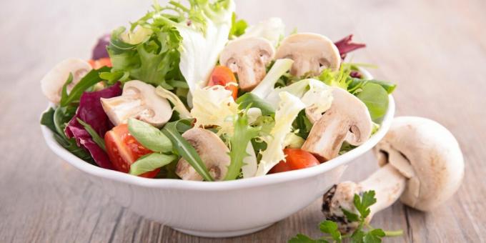 Salada de dieta com champignons, tomates e ovos