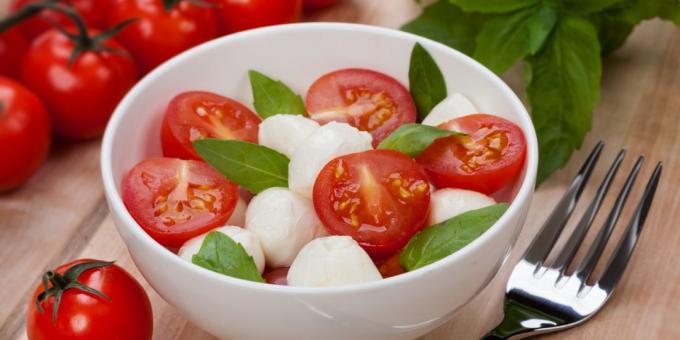 Salada com queijo e tomate