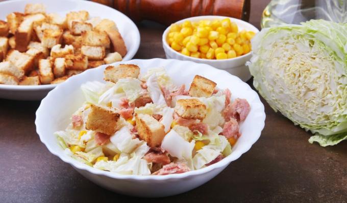 Salada com atum, croutons e couve chinesa