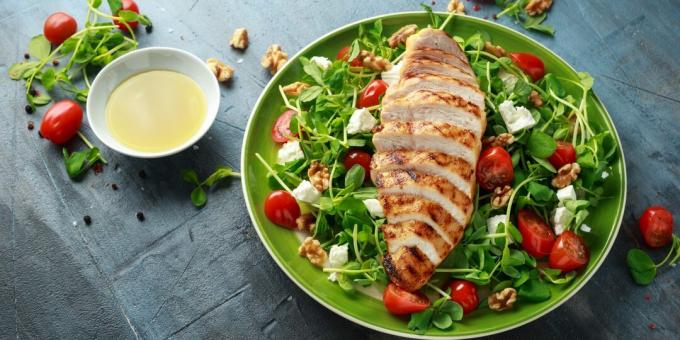 Menu Paleo Semanal: Salada Saudável com Frango, Legumes e Queijo Feta