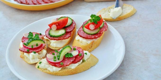 Sanduíches com salsicha, legumes e queijo