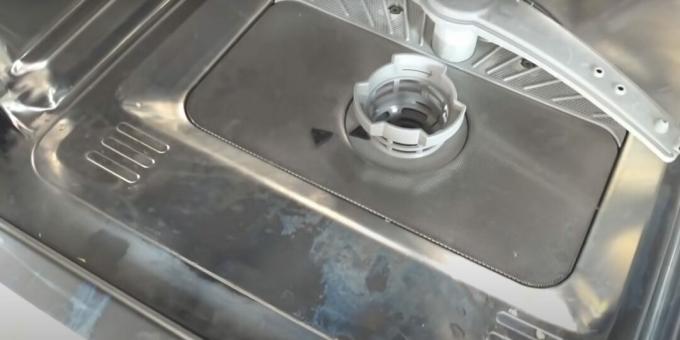 Como limpar uma máquina de lavar louça: encontre um filtro