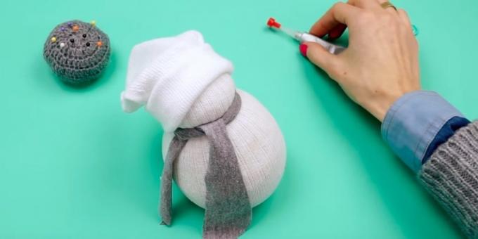 Boneco de neve com suas próprias mãos: fazer um lenço e chapéu
