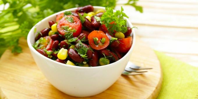 Salada com feijão, tomate e milho