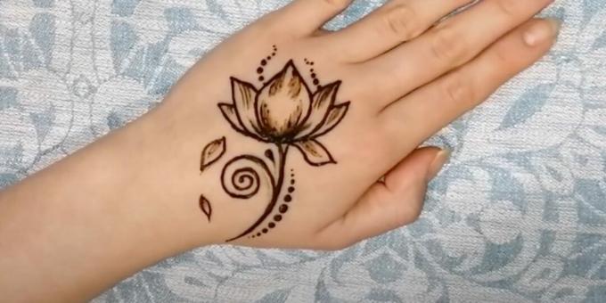 Desenhos de hena na mão: retratam pétalas caídas