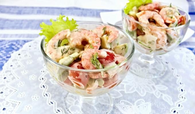 Salada com camarões, abacate e tomate