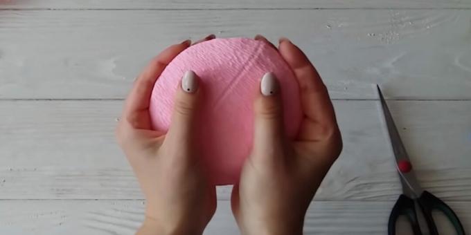 Como fazer um buquê de doce: cole a forma com papel