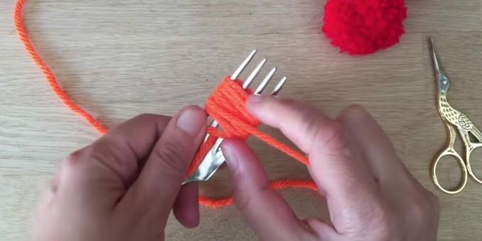 Como fazer um pompom: a largura dos fios enrolados deve ser de cerca de 2 cm
