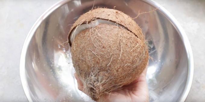 Como abrir um coco: bata na fruta com o lado cego de uma faca