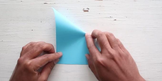 envelope com as mãos: dobrar o papel na direção oposta 
