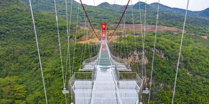 Pontes mais assustadoras: ponte de vidro das Três Gargantas de Huangchuan