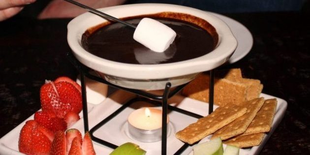 Chocolate escuro: fondue de chocolate com laranja