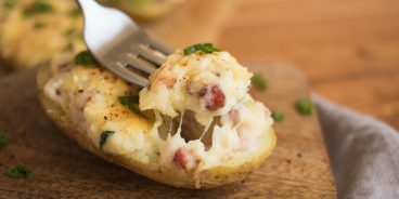 Batatas recheadas com queijo, creme de leite e bacon