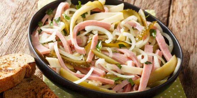 Salada com salsicha e pepino em conserva