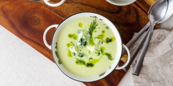 Sopa de brócolis e abobrinha com queijo azul