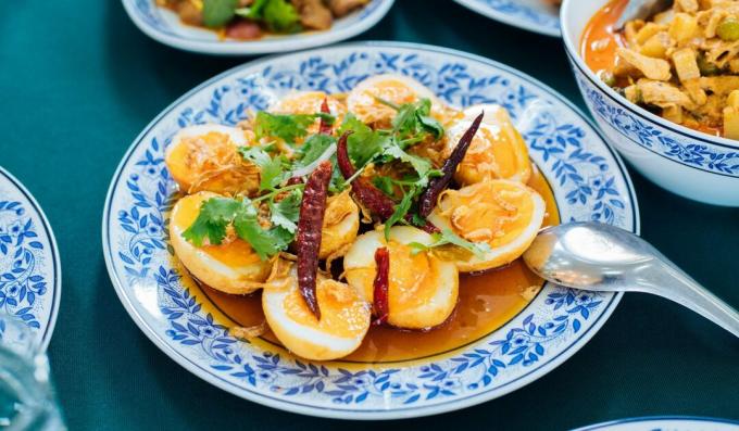 Ovos fritos de genro - um lanche tailandês incomum