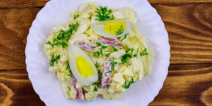 Salada com linguiça defumada, ovos e repolho: uma receita simples