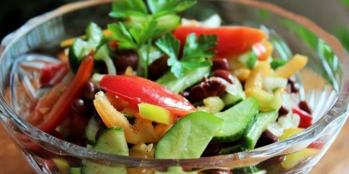 Salada com pepinos, tomates, pimentão e feijão